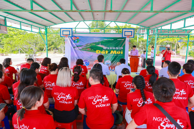 Báo Điện tử VietnamPlus chung tay hỗ trợ học sinh vùng khó Đất Mũi ảnh 8