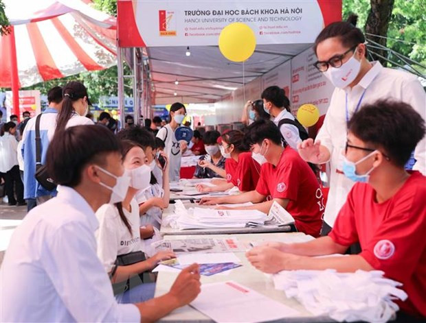 Thí sinh dự tư vấn lựa chọn ngành nghề của các trường đại học. (Ảnh: Thanh Tùng/TTXVN) Sỹ tử căng sức ôn tập cho kỳ thi tốt nghiệp trung học phổ thông 2023 ảnh 2