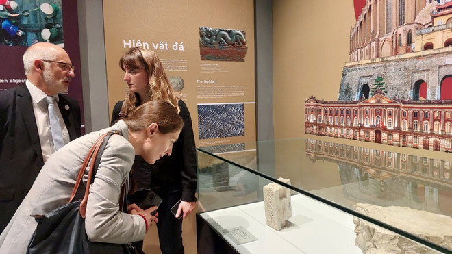Các chuyên gia Pháp tham quan trưng bày về di sản Hoàng thành Thăng Long. (Ảnh: Minh Thu/Vietnam+) Chuyên gia Hà Nội và Toulouse hợp tác bảo tồn di sản trong lòng đô thị ảnh 1