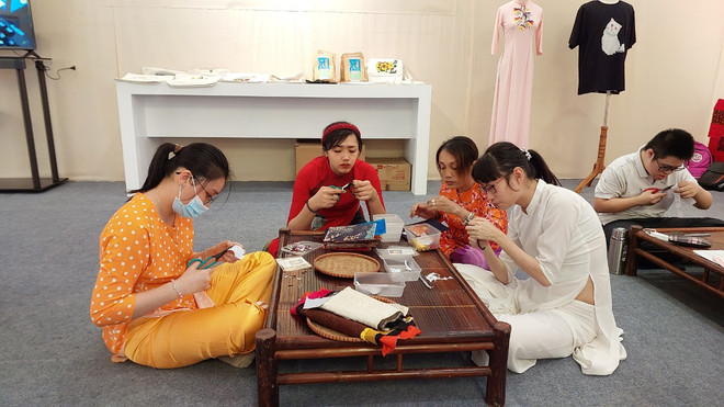 Hợp tác xã Vụn Art là mái nhà chung của những người khuyết tật vận động, câm điếc và tự kỷ. (Ảnh: Minh Thu/Vietnam+) Khai mạc triển lãm 'Những mảnh vụn': Làm mới tranh dân gian từ lụa ảnh 3