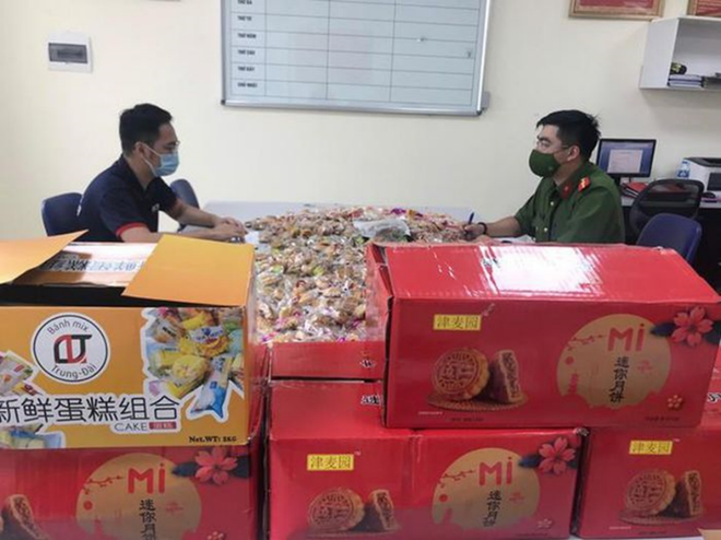 Đối tượng Nguyễn Văn Nam và số hàng nhập lậu. (Ảnh: PV) Hà Nội: Thu giữ số lượng lớn bánh Trung Thu không có nguồn gốc xuất xứ ảnh 1