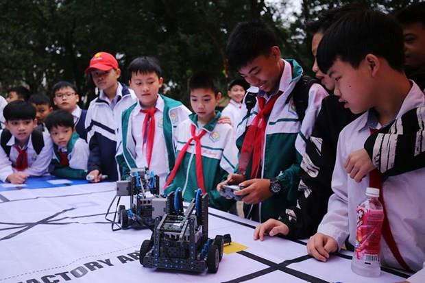 Học sinh háo hức với màn trình diễn robot trong Ngày hội STEM. (Nguồn: BTC) Chương trình Ngày hội STEM dành cho học sinh phổ thông ảnh 1