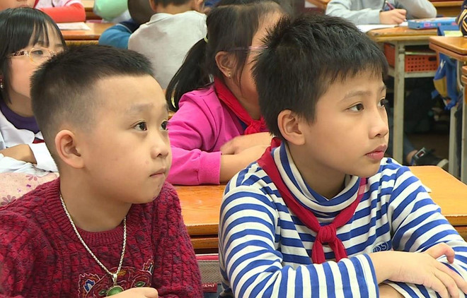 Hiện có 80% học sinh tiểu học được học hai buổi/ngày. (Ảnh: Phạm Mai/Vietnam+) Dạy lớp 1 theo chương trình mới: Vẫn thiếu giáo viên, trường lớp ảnh 2