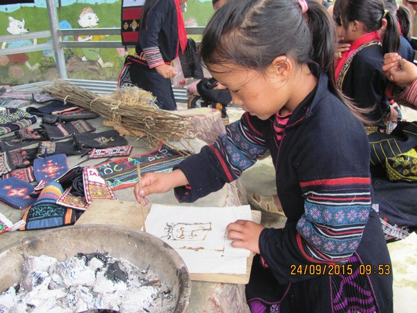 Lào Cai: Phụ huynh đến trường làm giáo viên dạy nghề truyền thống ảnh 3