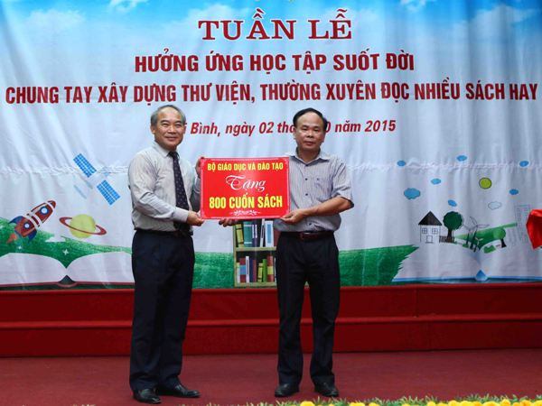 Bộ Giáo dục và Đào tạo tặng 800 cuốn sách cho trường học ở Thái Bình ảnh 1
