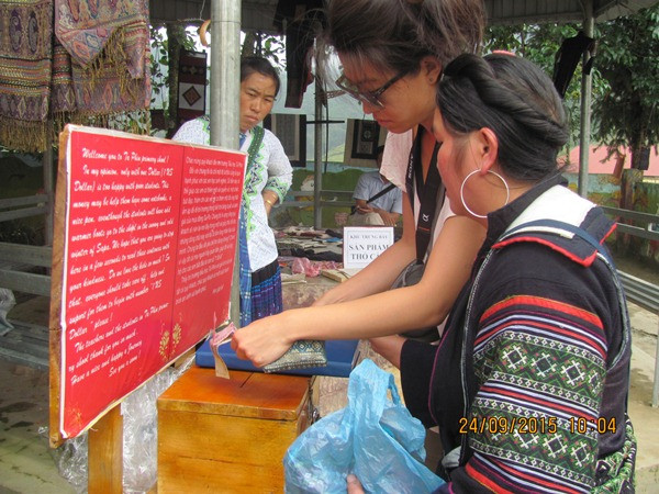 Lào Cai: Phụ huynh đến trường làm giáo viên dạy nghề truyền thống ảnh 4