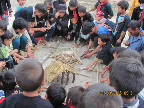 Lào Cai: Phụ huynh đến trường làm giáo viên dạy nghề truyền thống ảnh 2