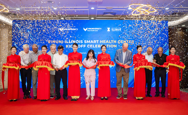 Đại diện các bên cắt băng tại lễ ra mắt Trung tâm Nghiên cứu Sức khỏe Thông minh. (Ảnh: VinUni) Thành lập Trung tâm Nghiên cứu Sức khỏe Thông minh tại Đại học VinUni ảnh 1