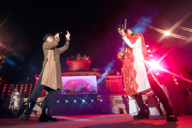 Hoàng Rob và ca sỹ Hà Lê biểu diễn trong Festival Huế 2022. (Ảnh: NVCC) Nghệ sỹ violin đương đại Hoàng Rob: Thăng hoa từ đáy vực trầm cảm ảnh 2