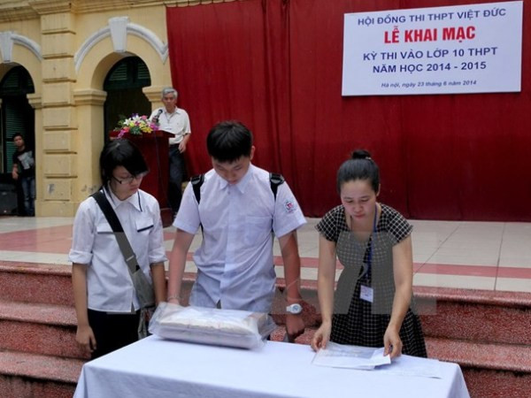 Thí sinh kiểm tra việc bảo mật đề trước giờ thi. (Ảnh: Quý Trung/TTXVN) Hà Nội sẽ công bố đề thi minh họa bài thi tổ hợp vào cuối tháng 9 ảnh 1