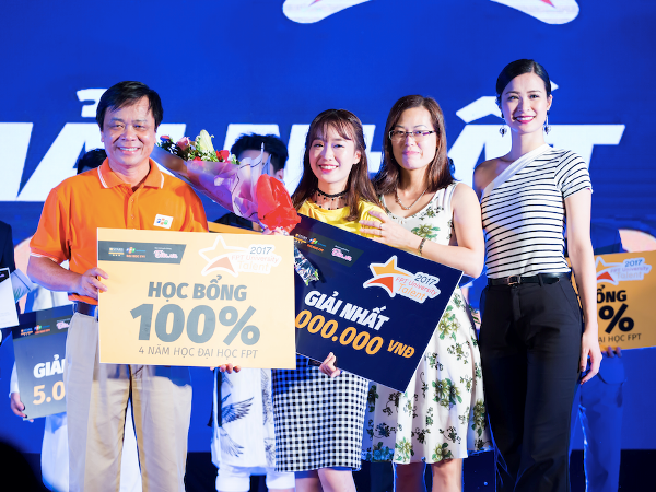 Ban tổ chức trao phần thưởng cho thí sinh đoạt giải nhất cuộc thi năm 2017. (Ảnh: FPT) Công bố cuộc thi tài năng FPT University Talent lần thứ 2 ảnh 1