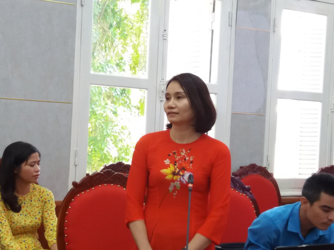 Cô Thảo báo cáo với ban giám khảo về những sáng tạo trong dạy học. (Ảnh: PM/Vietnam+) Giáo viên Hà Nội nuôi ếch xanh, giúp học sinh thành phố làm nông dân ảnh 2
