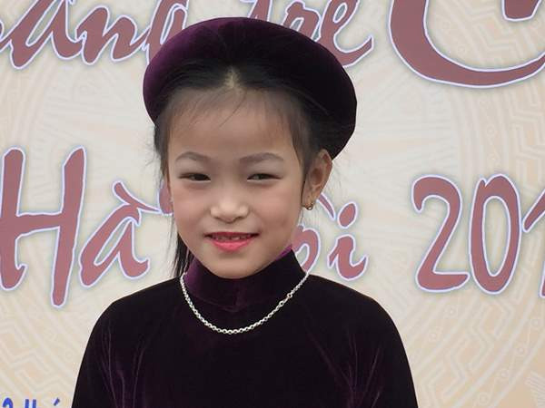 Cô bé 7 tuổi “gây sốt” tại Liên hoan Tài năng trẻ Ca trù Hà Nội ảnh 1