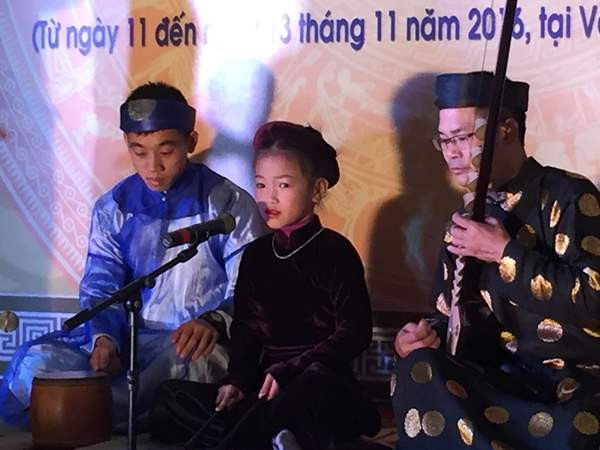 Thục Trinh biểu diễn tại Liên hoan Tài năng trẻ Ca trù Hà Nội. (Ảnh: An Ngọc/Vietnam+) Cô bé 7 tuổi “gây sốt” tại Liên hoan Tài năng trẻ Ca trù Hà Nội ảnh 2