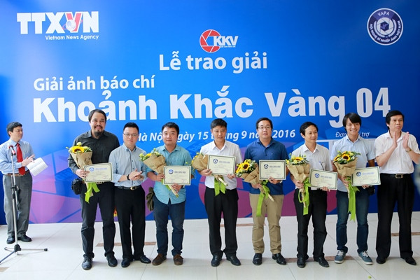 Lễ trao giải ảnh báo chí "Khoảnh khắc vàng 04" diễn ra sáng 15/9 tại Trung tâm Thông tấn Quốc gia. (Ảnh: Minh Sơn/Vietnam+) “Khoảnh khắc Vàng 04”: Dấu ấn quan trọng của ảnh báo chí Việt Nam ảnh 1