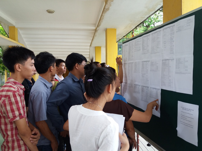 Thí sinh, phụ huynh tìm hiểu thông tin xét tuyển vào Đại học Bách khoa Hà Nội. (Ảnh: Phạm Mai/Vietnam+) Đa dạng phương thức xét tuyển, rộng cửa đỗ đại học cho thí sinh ảnh 2
