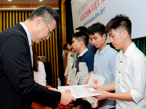 Trao hơn 600 triệu học bổng cho các sinh viên xuất sắc ảnh 1