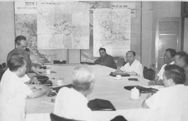 Đại tướng Võ Nguyên Giáp phát biểu tại cuộc họp ngày 14/4/1975 tại Nhà D67. Bộ Chính trị quyết định đặt tên chiến dịch Sài Gòn-Gia Định là chiến dịch Hồ Chí Minh. Nhìn lại sự nghiệp Đại tướng Võ Nguyên Giáp qua trưng bày trực tuyến ảnh 1