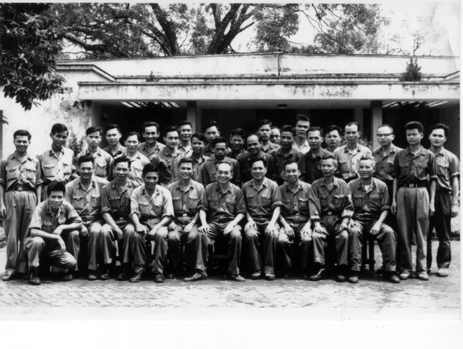 Đại tướng Võ Nguyên Giáp chụp ảnh cùng cán bộ chủ chốt trước nhà Quân ủy Trung ương ngày 30/4/1975. Nhìn lại sự nghiệp Đại tướng Võ Nguyên Giáp qua trưng bày trực tuyến ảnh 4