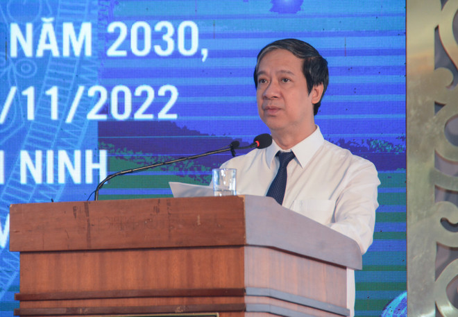 Bộ trưởng Nguyễn Kim Sơn nhấn mạnh kết quả giáo dục sẽ rất quan trọng trong thực hiện thành công Nghị quyết 26 của Bộ Chính trị về phát triển khu vực Bắc Trung bộ và duyên hải Trung bộ. (Ảnh: PV/Vietnam+) Thách thức cho phát triển giáo dục Bắc Trung bộ và duyên hải Trung bộ ảnh 4