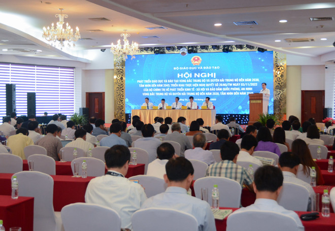 Hội nghị có sự tham dự và phát biểu tham luận của lãnh đạo các địa phương trong vùng. (Ảnh: PV/Vietnam+) Thách thức cho phát triển giáo dục Bắc Trung bộ và duyên hải Trung bộ ảnh 2