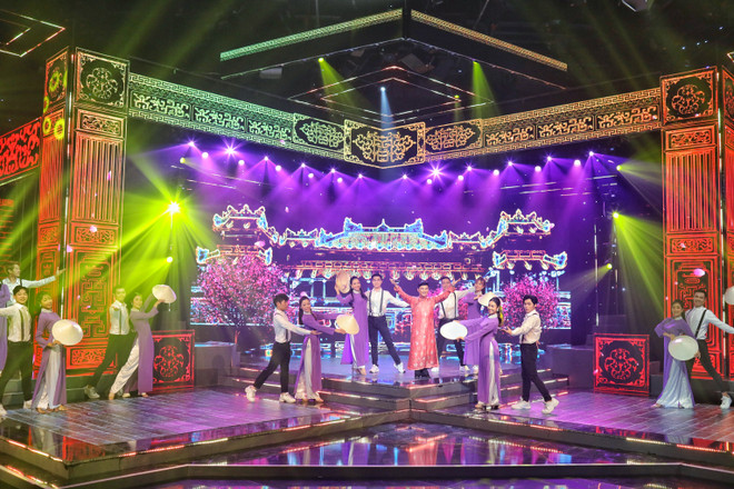 Ca sỹ Quang Linh trong một ca khúc mang chất Huế. (Ảnh: VTV) Chương trình nghệ thuật Giao thừa lấy cảm hứng từ văn hóa vùng miền ảnh 5