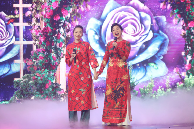Ca sỹ Mỹ Linh song ca cùng con gái Mỹ Anh. (Ảnh: VTV) Chương trình nghệ thuật Giao thừa lấy cảm hứng từ văn hóa vùng miền ảnh 8