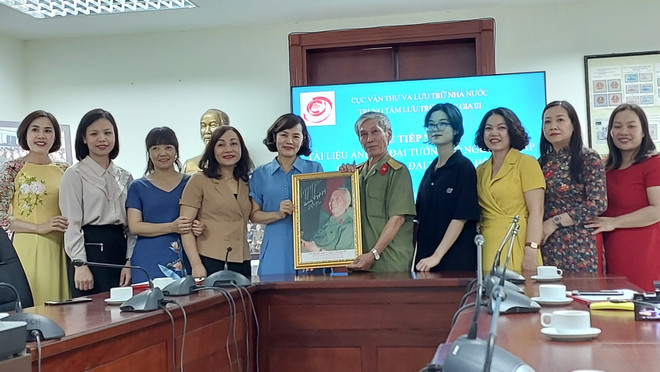 Đại tá Trần Hồng trao tặng hiện vật ảnh cho Trung tâm Lưu trữ Quốc gia III. (Ảnh: Minh Thu/Vietnam+) Trung tâm lưu trữ QG tiếp nhận 111 bức ảnh Đại tướng Võ Nguyên Giáp ảnh 1