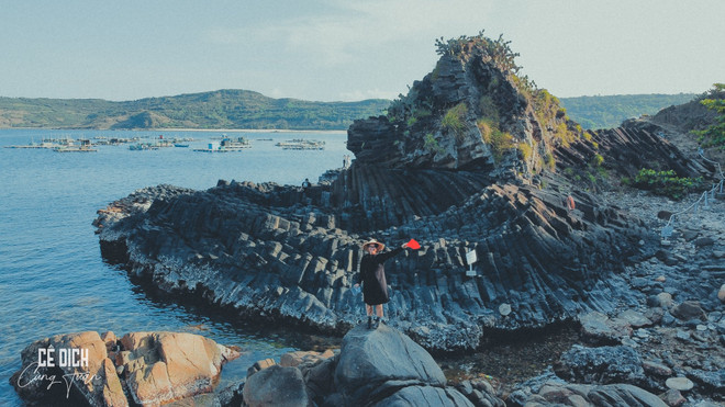 Chàng trai 'mê xê dịch' mang áo dài truyền thống đi khắp đất nước ảnh 5