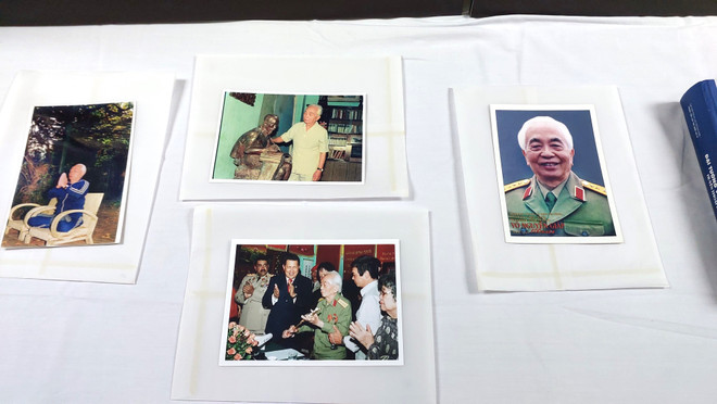 Một số bức ảnh được trao tặng. (Ảnh: Minh Thu/Vietnam+) Trung tâm lưu trữ QG tiếp nhận 111 bức ảnh Đại tướng Võ Nguyên Giáp ảnh 2