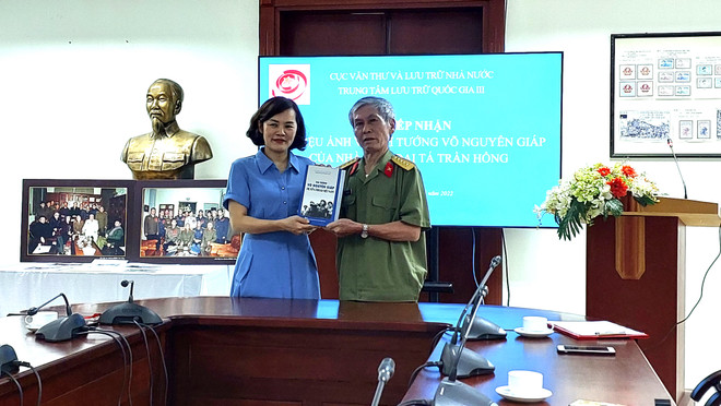 Đại tá Trần Hồng và bà Trần Việt Hoa, Giám đốc Trung tâm Lưu trữ Quốc gia III. (Ảnh: Minh Thu/Vietnam+) Trung tâm lưu trữ QG tiếp nhận 111 bức ảnh Đại tướng Võ Nguyên Giáp ảnh 3