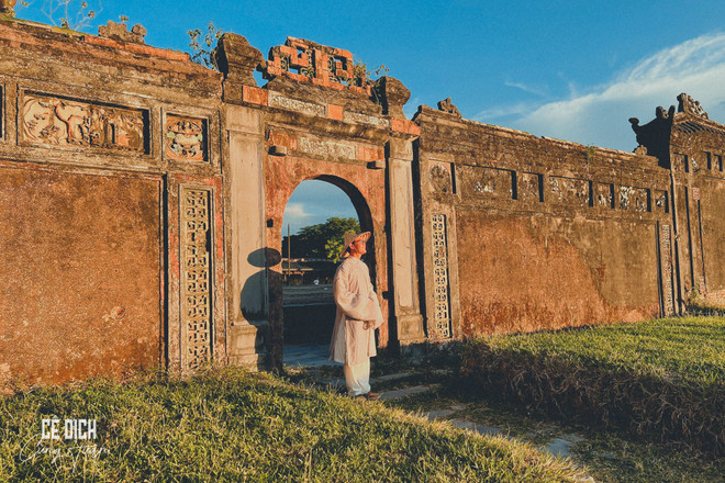 Chàng trai 'mê xê dịch' mang áo dài truyền thống đi khắp đất nước ảnh 3