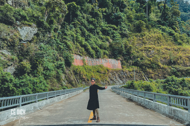 Chàng trai 'mê xê dịch' mang áo dài truyền thống đi khắp đất nước ảnh 7