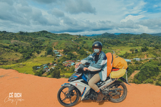 Chàng trai 'mê xê dịch' mang áo dài truyền thống đi khắp đất nước ảnh 2