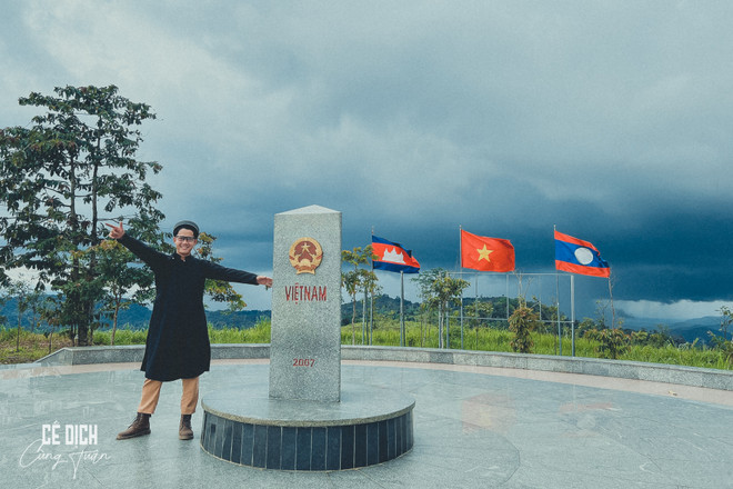 Chàng trai 'mê xê dịch' mang áo dài truyền thống đi khắp đất nước ảnh 1