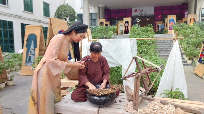 Ngắm di sản thiên nhiên, văn hóa Việt Nam trên 200 tà áo dài ảnh 5