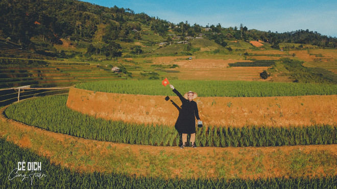 Chàng trai 'mê xê dịch' mang áo dài truyền thống đi khắp đất nước ảnh 6