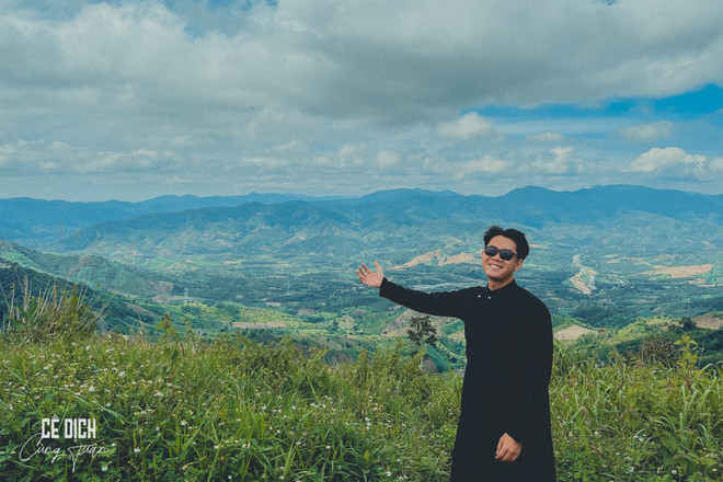 Chàng trai 'mê xê dịch' mang áo dài truyền thống đi khắp đất nước ảnh 4