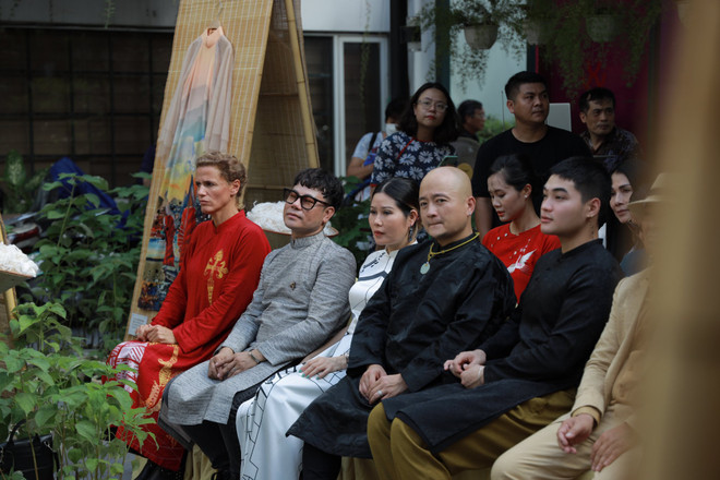 Ngắm di sản thiên nhiên, văn hóa Việt Nam trên 200 tà áo dài ảnh 2