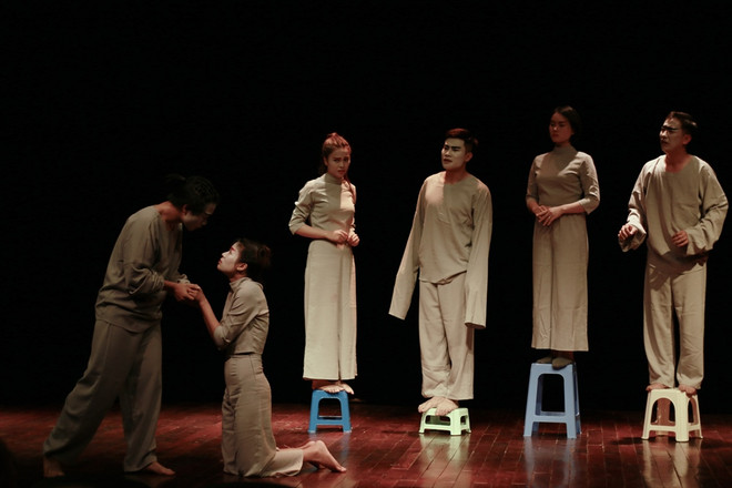 Trần Lực và LucTeam trở lại cùng kịch phi lý ‘Nữ ca sỹ hói đầu’ ảnh 1