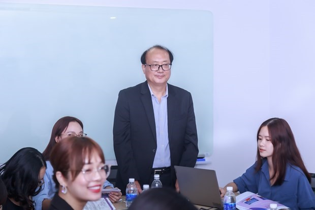 Giám đốc KOCCA Việt Nam, ông Hong Jeong Yong, chia sẻ về nhiệm vụ phát triển văn hóa Hàn Quốc tại Việt Nam. (Ảnh: Minh Thu/Vietnam+) 'Thắt chặt tình cảm giữa Việt Nam-Hàn Quốc bằng hợp tác văn hóa' ảnh 1