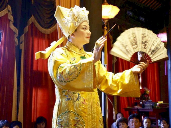 Đồng Thầy Nguyễn Đức Hiển hầu giá Quan Hoàng Mười. Kiến nghị xếp hạng đền thờ Ông Hoàng Mười là di tích quốc gia ảnh 1