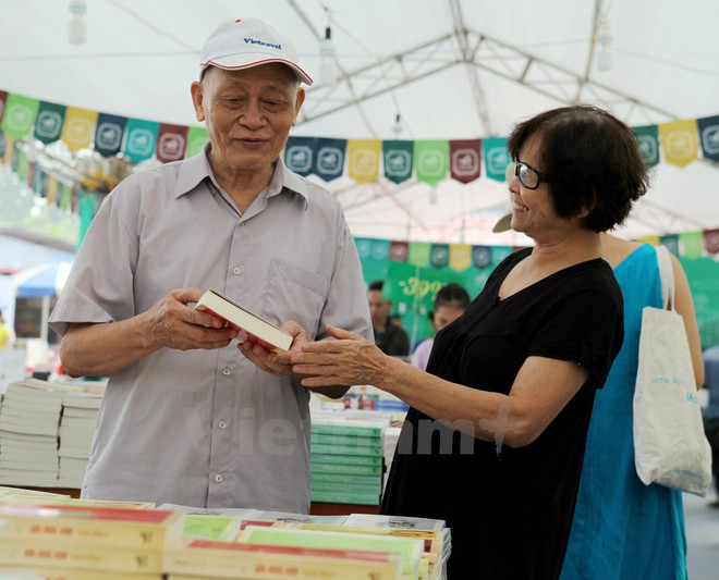 “Tôi thấy hoa vàng trên cỏ xanh” tiếp tục gây “sốt” ở Hội sách Hà Nội ảnh 1
