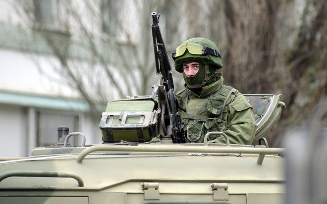 Lính Nga thu gom vũ khí ở khu vực Crimea của Ukraine ảnh 1