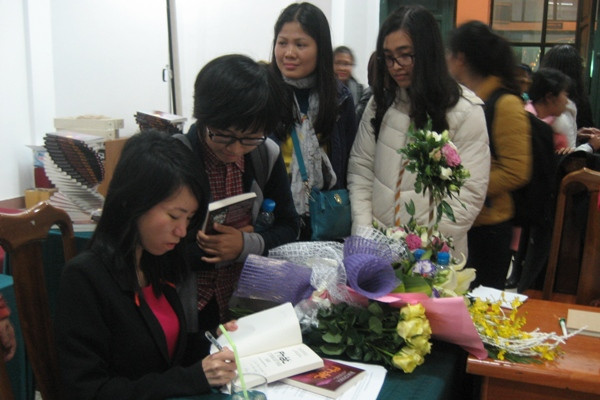 Bích Lan: Càng dịch càng băn khoăn về văn học Việt ảnh 1