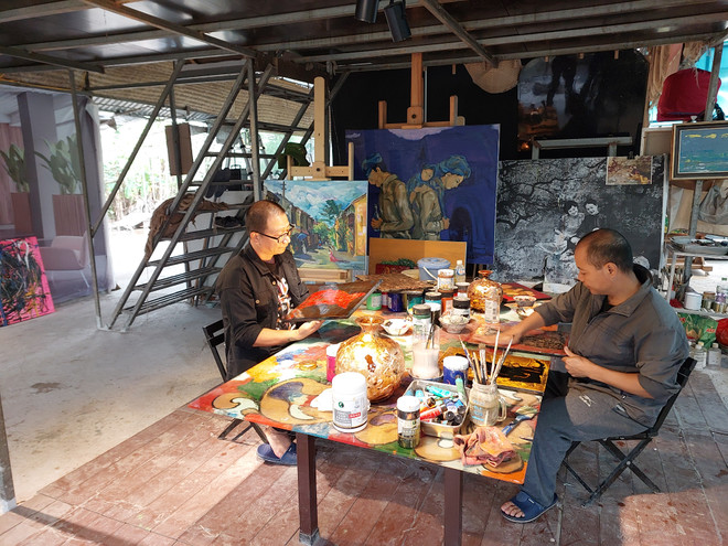 Họa tiết dân gian và kỹ thuật hiện đại hòa trong bộ tranh mèo chơi Tết ảnh 3