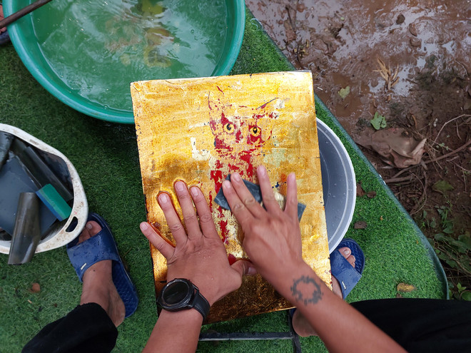 Họa tiết dân gian và kỹ thuật hiện đại hòa trong bộ tranh mèo chơi Tết ảnh 11