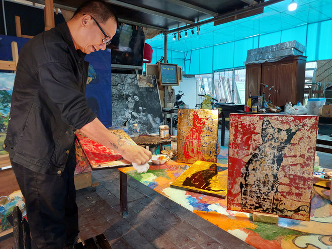 Họa tiết dân gian và kỹ thuật hiện đại hòa trong bộ tranh mèo chơi Tết ảnh 12