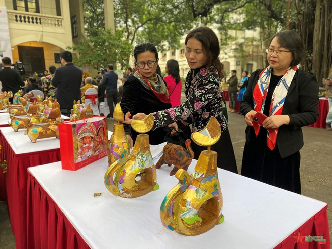 Triển lãm không chỉ mang đến cho người xem cơ hội thưởng thức nghệ thuật mà còn gắn với một cuộc đấu giá từ thiện. (Ảnh: Vương Hà/Vietnam+) Cuộc hội ngộ của các linh vật Mèo độc bản trước thềm Xuân Quý Mão ảnh 2
