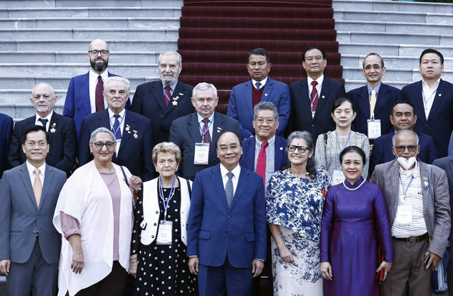Họa sỹ Burchett: ‘Cha tôi góp tiếng nói để thế giới ủng hộ Việt Nam' ảnh 4